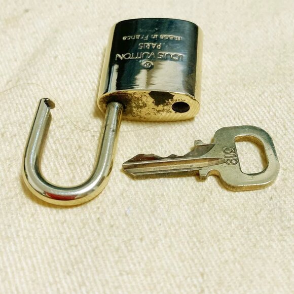 LOUIS VUITTON LV 10 SET PADLOCK KEY CHARM CADENA GOLD FRANCE - Picture 3 of 6